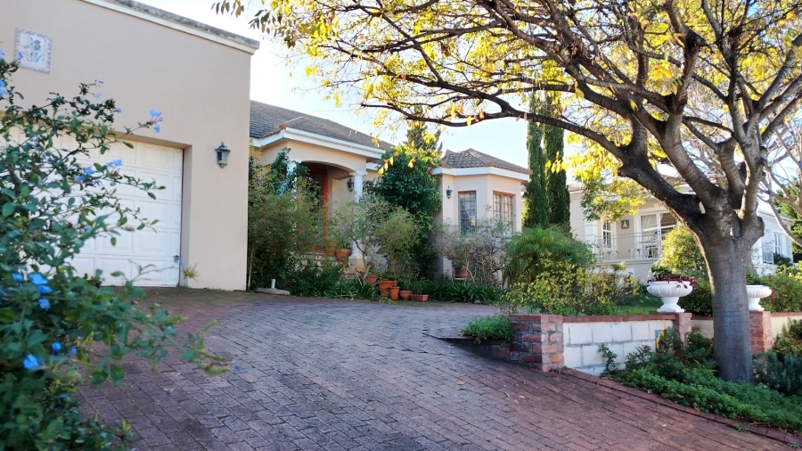 4 Bedroom Property for Sale in Chanteclair Western Cape